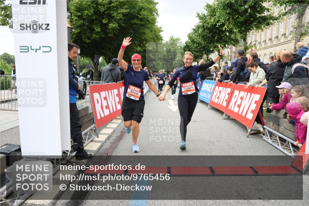 14.06.2026 - REWE Women's Run Strokosch-Dieckow http://msf.ph/oto/9765456 14.06.2026 11:02:19 Ziel 5027, 5049, 5121, 5310, 5456, 5514, 5561, 5601, 5608, 5610, 5689, 5865, 5882, 5992, 6060 meine-sportfotos.de