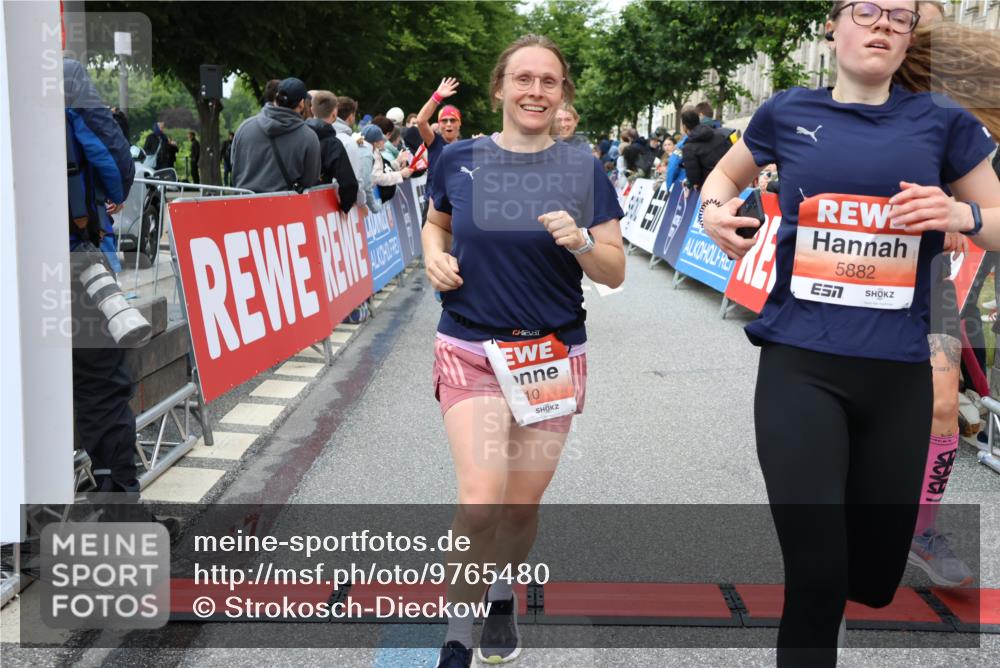 14.06.2026 - REWE Women's Run Strokosch-Dieckow http://msf.ph/oto/9765480 14.06.2026 11:02:18 Ziel 5027, 5049, 5121, 5310, 5456, 5514, 5561, 5601, 5608, 5610, 5865, 5882, 5992, 6060 meine-sportfotos.de