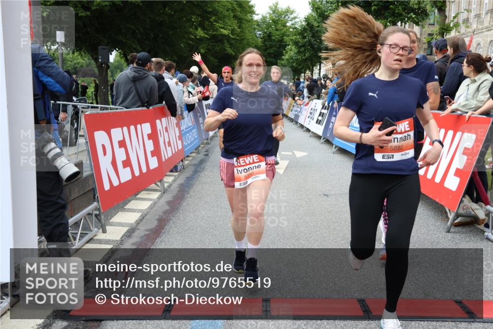 14.06.2026 - REWE Women's Run Strokosch-Dieckow http://msf.ph/oto/9765519 14.06.2026 11:02:18 Ziel 5027, 5049, 5121, 5310, 5456, 5514, 5561, 5601, 5608, 5610, 5865, 5882, 5992, 6060 meine-sportfotos.de