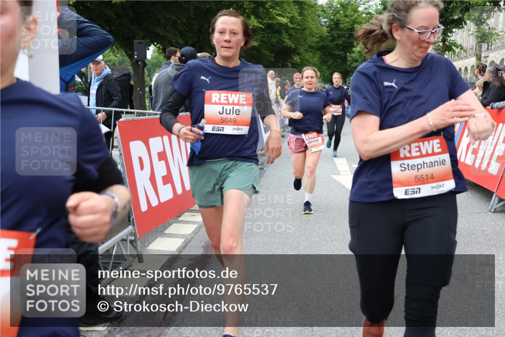 14.06.2026 - REWE Women's Run Strokosch-Dieckow http://msf.ph/oto/9765537 14.06.2026 11:02:16 Ziel 5027, 5049, 5121, 5170, 5310, 5410, 5456, 5514, 5546, 5561, 5601, 5607, 5608, 5609, 5610, 5865, 5882, 5992, 6060 meine-sportfotos.de