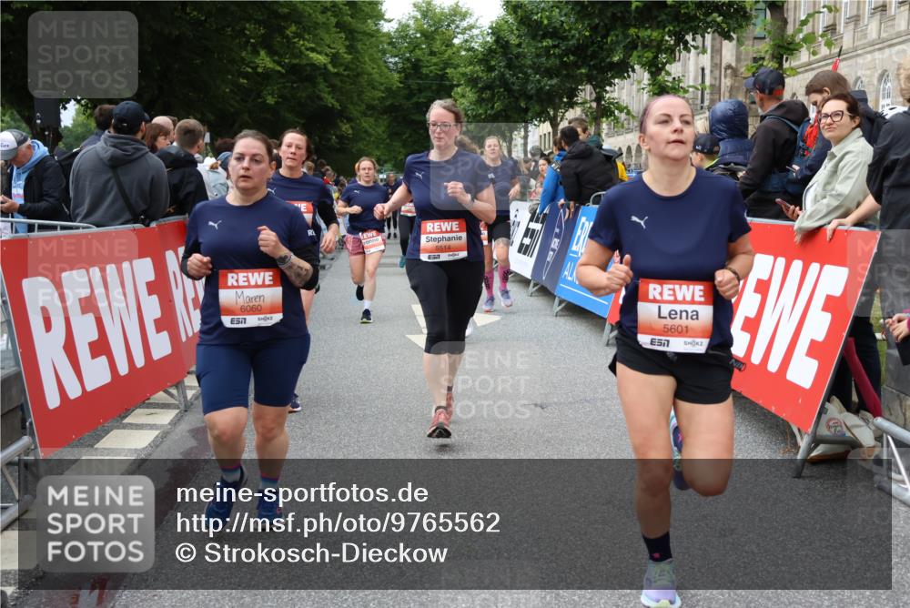 14.06.2026 - REWE Women's Run Strokosch-Dieckow http://msf.ph/oto/9765562 14.06.2026 11:02:15 Ziel 5027, 5049, 5121, 5170, 5310, 5343, 5410, 5456, 5514, 5546, 5561, 5601, 5607, 5608, 5609, 5610, 5853, 5865, 5882, 5992, 6060 meine-sportfotos.de