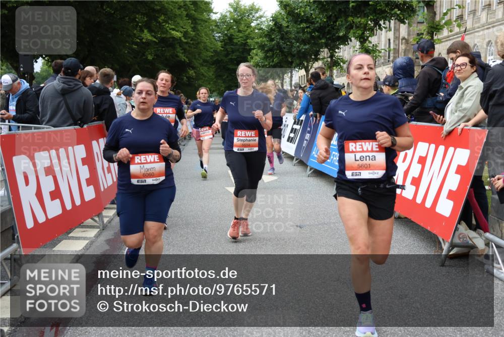 14.06.2026 - REWE Women's Run Strokosch-Dieckow http://msf.ph/oto/9765571 14.06.2026 11:02:15 Ziel 5027, 5049, 5121, 5170, 5310, 5343, 5410, 5456, 5514, 5546, 5561, 5601, 5607, 5608, 5609, 5610, 5853, 5865, 5882, 5992, 6060 meine-sportfotos.de