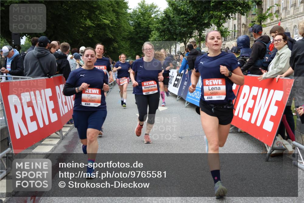 14.06.2026 - REWE Women's Run Strokosch-Dieckow http://msf.ph/oto/9765581 14.06.2026 11:02:15 Ziel 5027, 5049, 5121, 5170, 5310, 5343, 5410, 5456, 5514, 5546, 5561, 5601, 5607, 5608, 5609, 5610, 5853, 5865, 5882, 5992, 6060 meine-sportfotos.de