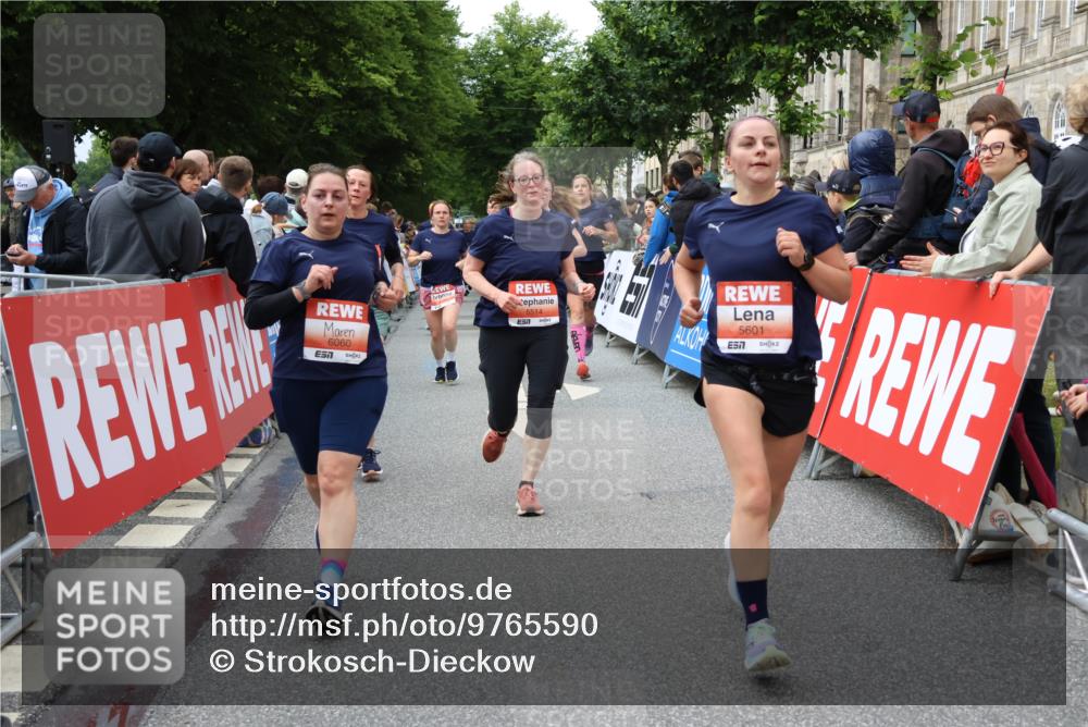 14.06.2026 - REWE Women's Run Strokosch-Dieckow http://msf.ph/oto/9765590 14.06.2026 11:02:15 Ziel 5027, 5049, 5121, 5170, 5310, 5343, 5410, 5456, 5514, 5546, 5561, 5601, 5607, 5608, 5609, 5610, 5853, 5865, 5882, 5992, 6060 meine-sportfotos.de
