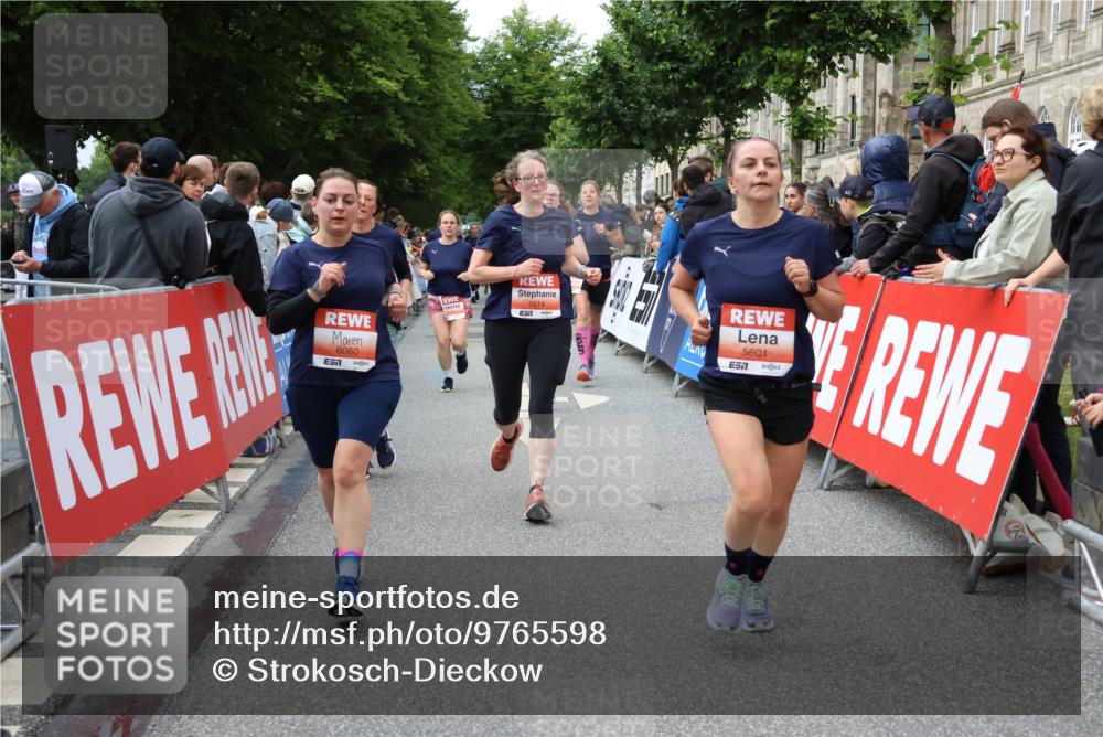 14.06.2026 - REWE Women's Run Strokosch-Dieckow http://msf.ph/oto/9765598 14.06.2026 11:02:15 Ziel 5027, 5049, 5121, 5170, 5310, 5343, 5410, 5456, 5514, 5546, 5561, 5601, 5607, 5608, 5609, 5610, 5853, 5865, 5882, 5992, 6060 meine-sportfotos.de
