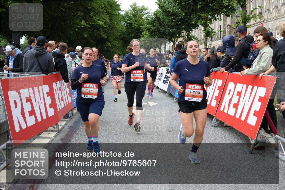 14.06.2026 - REWE Women's Run Strokosch-Dieckow http://msf.ph/oto/9765607 14.06.2026 11:02:15 Ziel 5027, 5049, 5121, 5170, 5310, 5343, 5410, 5456, 5514, 5546, 5561, 5601, 5607, 5608, 5609, 5610, 5853, 5865, 5882, 5992, 6060 meine-sportfotos.de