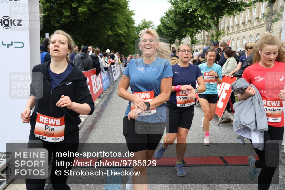 14.06.2026 - REWE Women's Run Strokosch-Dieckow http://msf.ph/oto/9765629 14.06.2026 11:02:12 Ziel 5049, 5121, 5170, 5194, 5343, 5398, 5410, 5456, 5514, 5518, 5546, 5601, 5607, 5609, 5610, 5853, 5865, 5992, 6060 meine-sportfotos.de