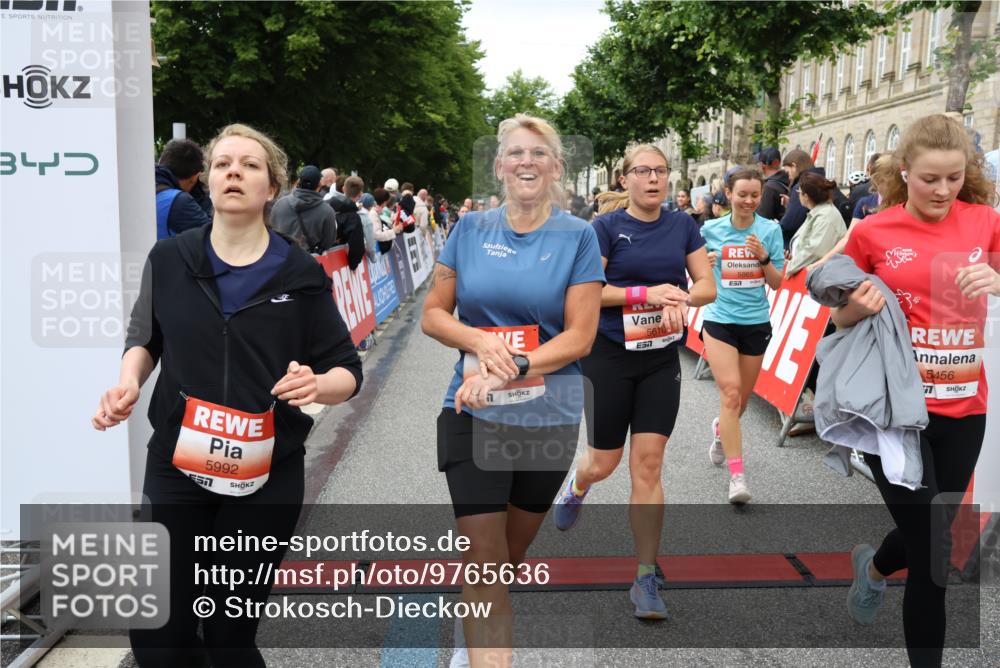14.06.2026 - REWE Women's Run Strokosch-Dieckow http://msf.ph/oto/9765636 14.06.2026 11:02:12 Ziel 5049, 5121, 5170, 5194, 5343, 5398, 5410, 5456, 5514, 5518, 5546, 5601, 5607, 5609, 5610, 5853, 5865, 5992, 6060 meine-sportfotos.de