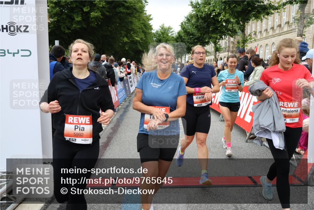 14.06.2026 - REWE Women's Run Strokosch-Dieckow http://msf.ph/oto/9765645 14.06.2026 11:02:12 Ziel 5049, 5121, 5170, 5194, 5343, 5398, 5410, 5456, 5514, 5518, 5546, 5601, 5607, 5609, 5610, 5853, 5865, 5992, 6060 meine-sportfotos.de