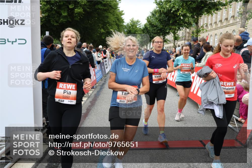 14.06.2026 - REWE Women's Run Strokosch-Dieckow http://msf.ph/oto/9765651 14.06.2026 11:02:12 Ziel 5049, 5121, 5170, 5194, 5343, 5398, 5410, 5456, 5514, 5518, 5546, 5601, 5607, 5609, 5610, 5853, 5865, 5992, 6060 meine-sportfotos.de