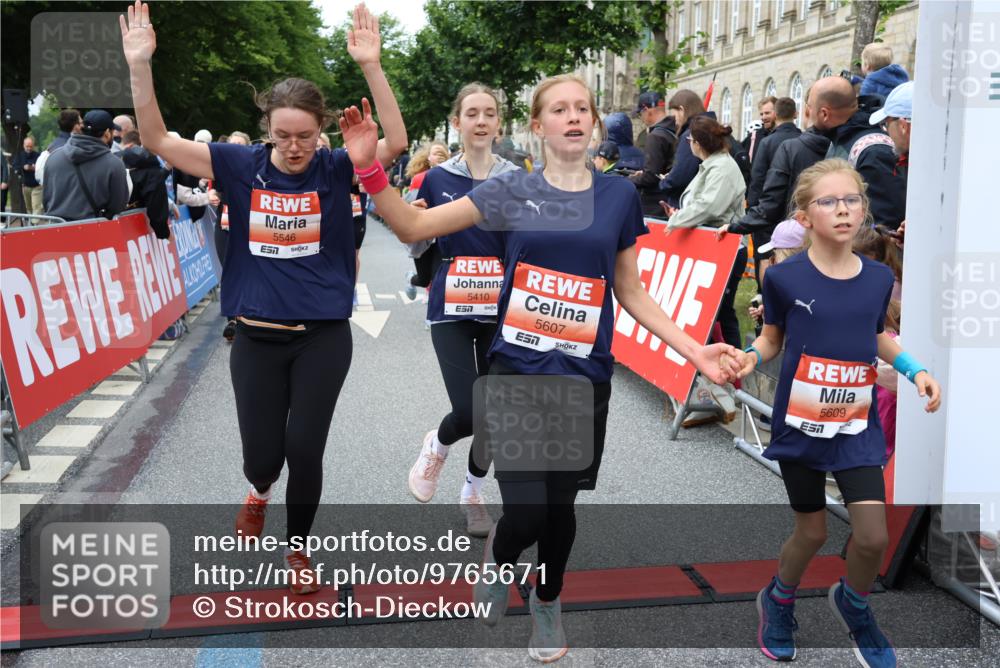 14.06.2026 - REWE Women's Run Strokosch-Dieckow http://msf.ph/oto/9765671 14.06.2026 11:02:09 Ziel 5092, 5121, 5141, 5160, 5170, 5194, 5343, 5398, 5410, 5456, 5518, 5520, 5546, 5586, 5607, 5609, 5610, 5641, 5659, 5853, 5865, 5917, 5992 meine-sportfotos.de
