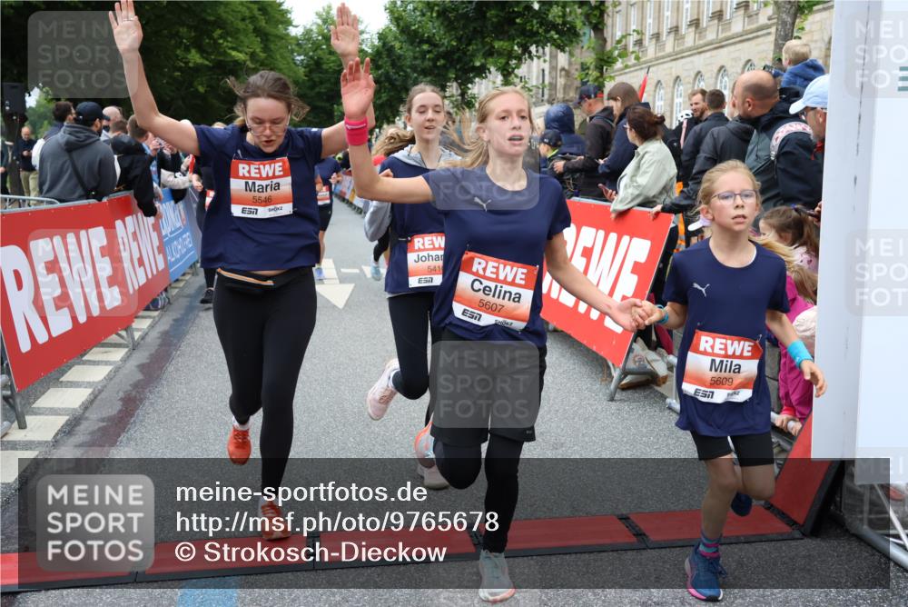 14.06.2026 - REWE Women's Run Strokosch-Dieckow http://msf.ph/oto/9765678 14.06.2026 11:02:09 Ziel 5092, 5121, 5141, 5160, 5170, 5194, 5343, 5398, 5410, 5456, 5518, 5520, 5546, 5586, 5607, 5609, 5610, 5641, 5659, 5853, 5865, 5917, 5992 meine-sportfotos.de