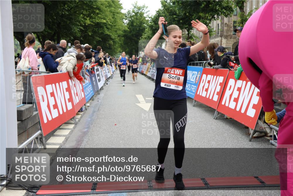 14.06.2026 - REWE Women's Run Strokosch-Dieckow http://msf.ph/oto/9765687 14.06.2026 10:57:05 Ziel 5021, 5074, 5209, 5571, 5583, 5964 meine-sportfotos.de