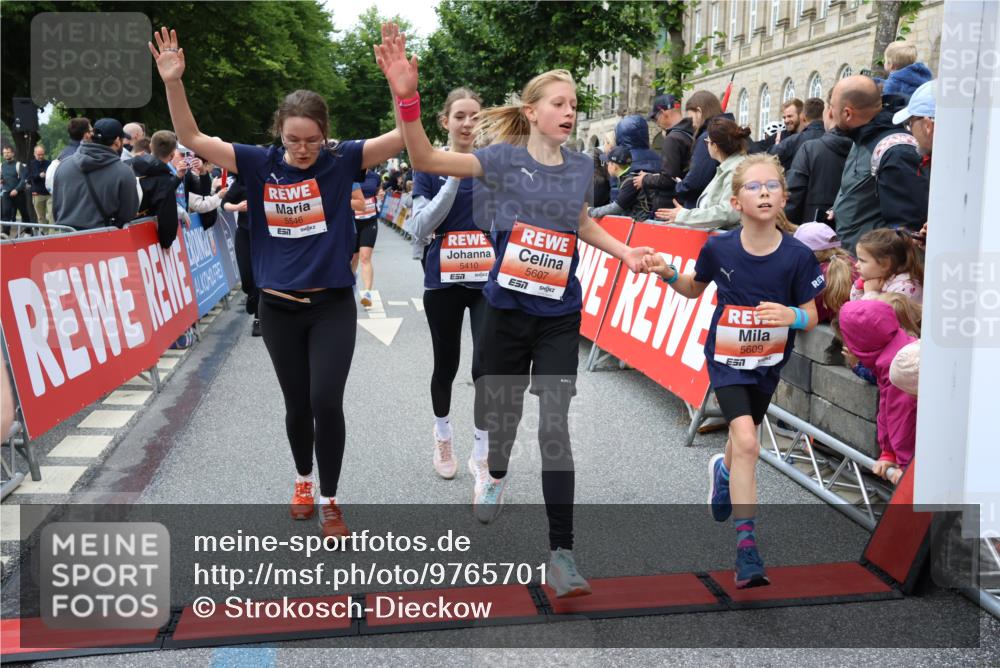 14.06.2026 - REWE Women's Run Strokosch-Dieckow http://msf.ph/oto/9765701 14.06.2026 11:02:09 Ziel 5092, 5121, 5141, 5160, 5170, 5194, 5343, 5398, 5410, 5456, 5518, 5520, 5546, 5586, 5607, 5609, 5610, 5641, 5659, 5853, 5865, 5917, 5992 meine-sportfotos.de