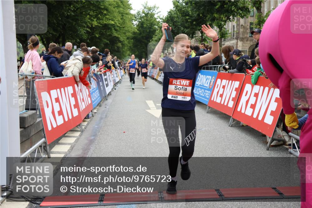 14.06.2026 - REWE Women's Run Strokosch-Dieckow http://msf.ph/oto/9765723 14.06.2026 10:57:05 Ziel 5021, 5074, 5209, 5571, 5583, 5964 meine-sportfotos.de