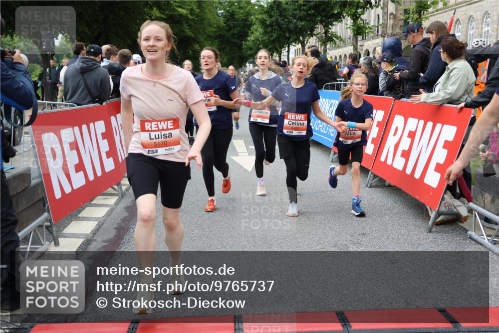 14.06.2026 - REWE Women's Run Strokosch-Dieckow http://msf.ph/oto/9765737 14.06.2026 11:02:08 Ziel 5092, 5121, 5141, 5160, 5170, 5194, 5241, 5343, 5398, 5410, 5456, 5518, 5520, 5546, 5586, 5607, 5609, 5610, 5641, 5659, 5853, 5865, 5917, 5992 meine-sportfotos.de