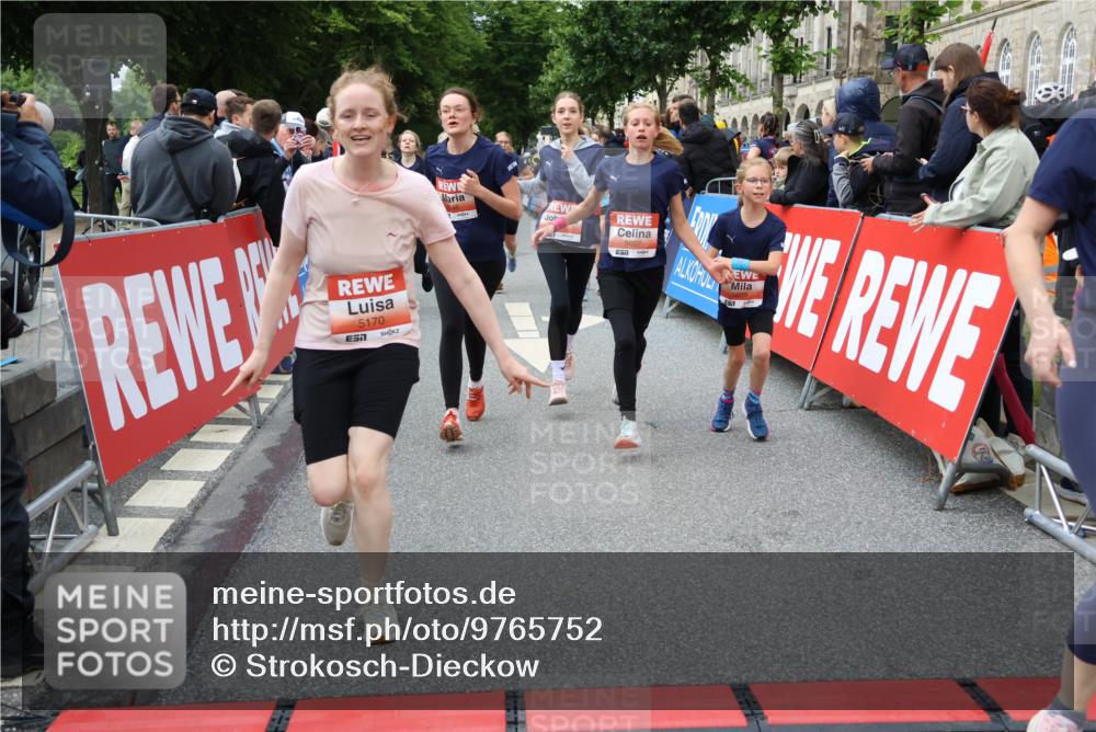 14.06.2026 - REWE Women's Run Strokosch-Dieckow http://msf.ph/oto/9765752 14.06.2026 11:02:08 Ziel 5092, 5121, 5141, 5160, 5170, 5194, 5241, 5343, 5398, 5410, 5456, 5518, 5520, 5546, 5586, 5607, 5609, 5610, 5641, 5659, 5853, 5865, 5917, 5992 meine-sportfotos.de