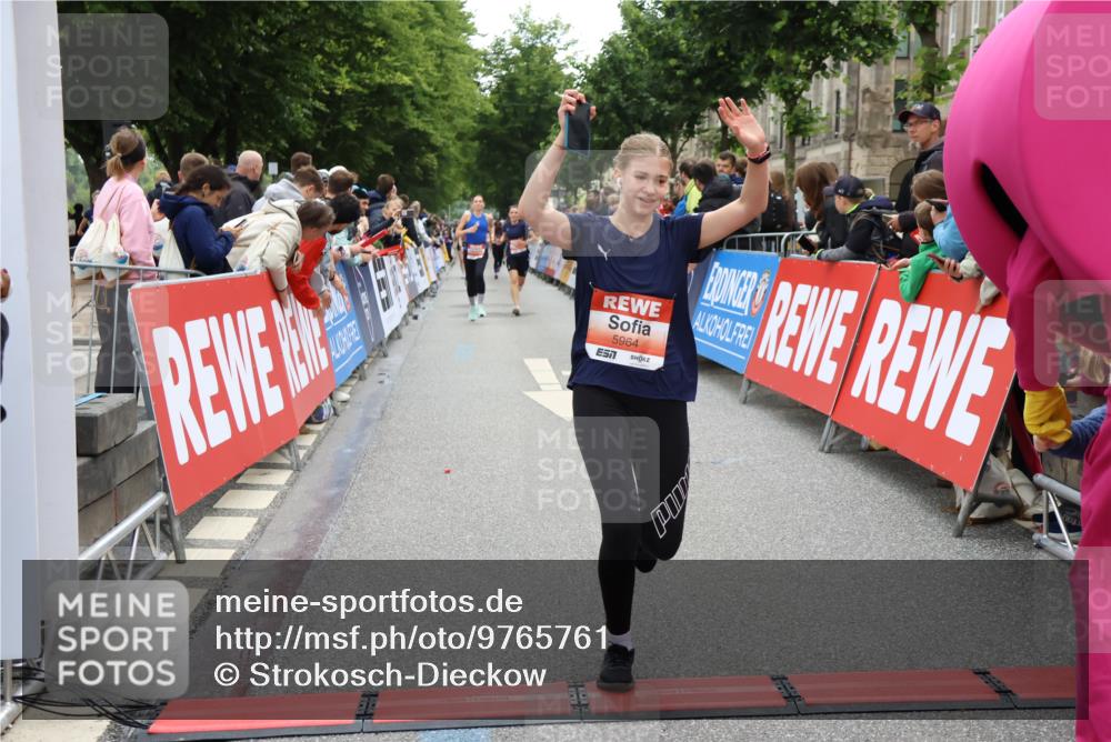 14.06.2026 - REWE Women's Run Strokosch-Dieckow http://msf.ph/oto/9765761 14.06.2026 10:57:05 Ziel 5021, 5074, 5209, 5571, 5583, 5964 meine-sportfotos.de