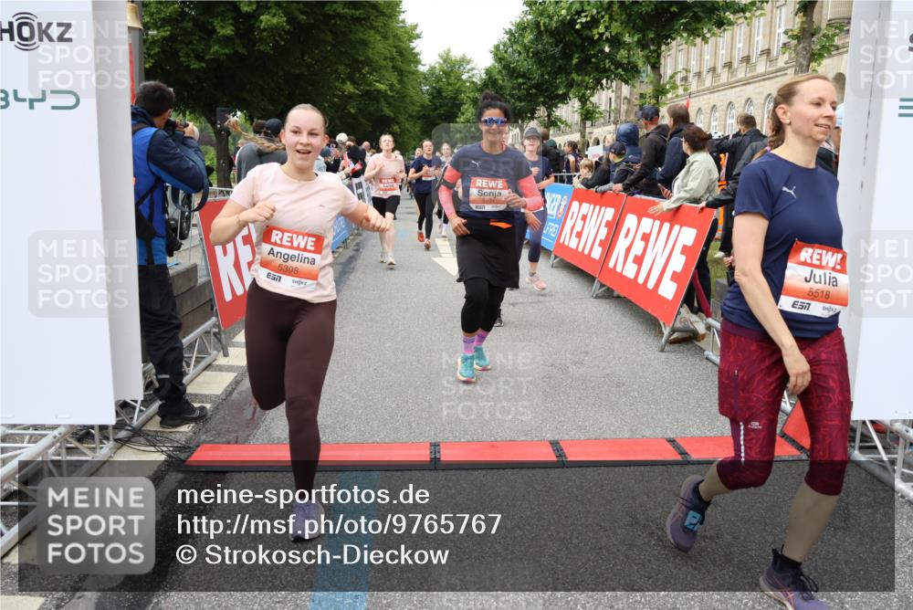 14.06.2026 - REWE Women's Run Strokosch-Dieckow http://msf.ph/oto/9765767 14.06.2026 11:02:06 Ziel 5022, 5092, 5141, 5160, 5170, 5194, 5213, 5241, 5343, 5398, 5410, 5518, 5520, 5546, 5586, 5607, 5609, 5641, 5659, 5776, 5853, 5917 meine-sportfotos.de