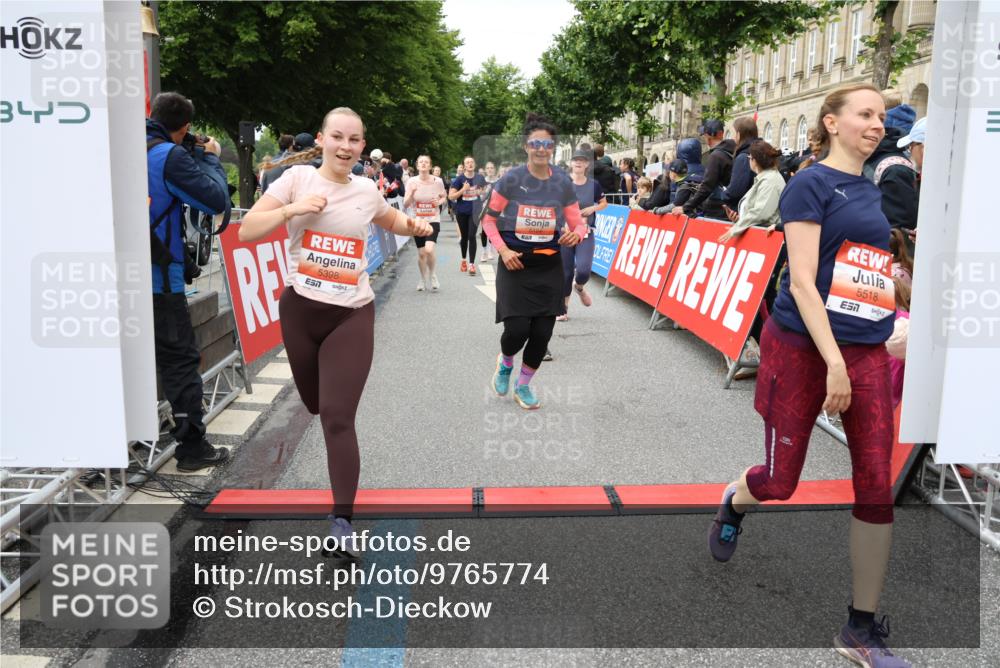 14.06.2026 - REWE Women's Run Strokosch-Dieckow http://msf.ph/oto/9765774 14.06.2026 11:02:06 Ziel 5022, 5092, 5141, 5160, 5170, 5194, 5213, 5241, 5343, 5398, 5410, 5518, 5520, 5546, 5586, 5607, 5609, 5641, 5659, 5776, 5853, 5917 meine-sportfotos.de