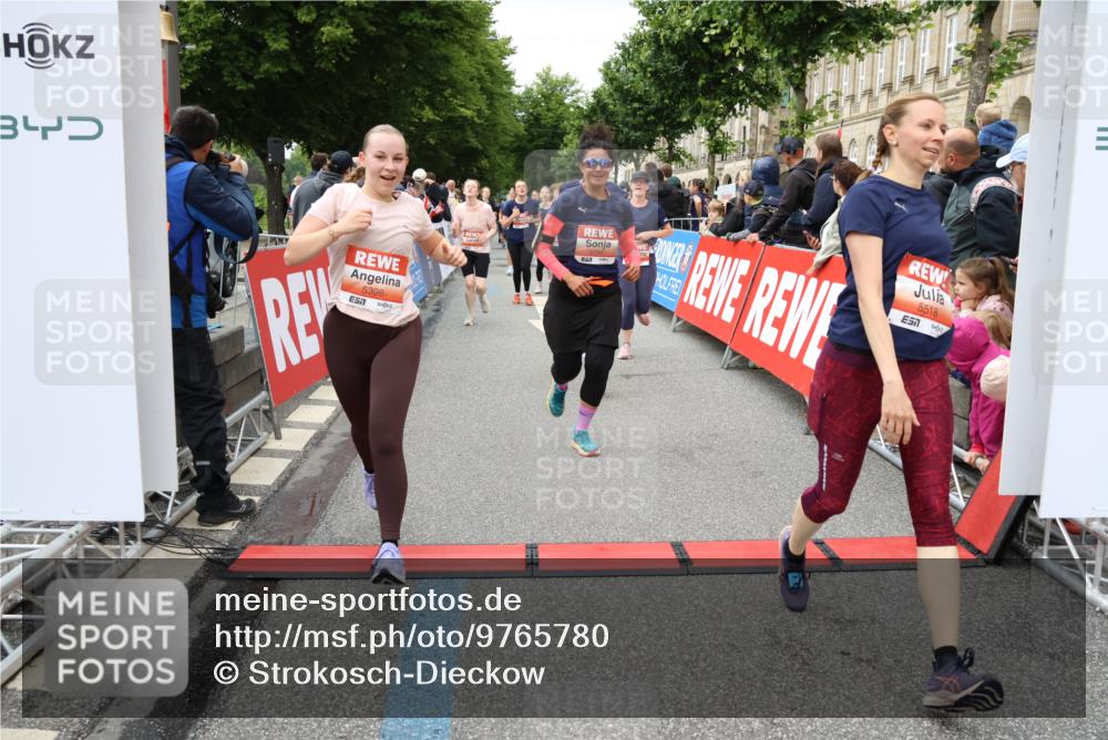 14.06.2026 - REWE Women's Run Strokosch-Dieckow http://msf.ph/oto/9765780 14.06.2026 11:02:06 Ziel 5022, 5092, 5141, 5160, 5170, 5194, 5213, 5241, 5343, 5398, 5410, 5518, 5520, 5546, 5586, 5607, 5609, 5641, 5659, 5776, 5853, 5917 meine-sportfotos.de