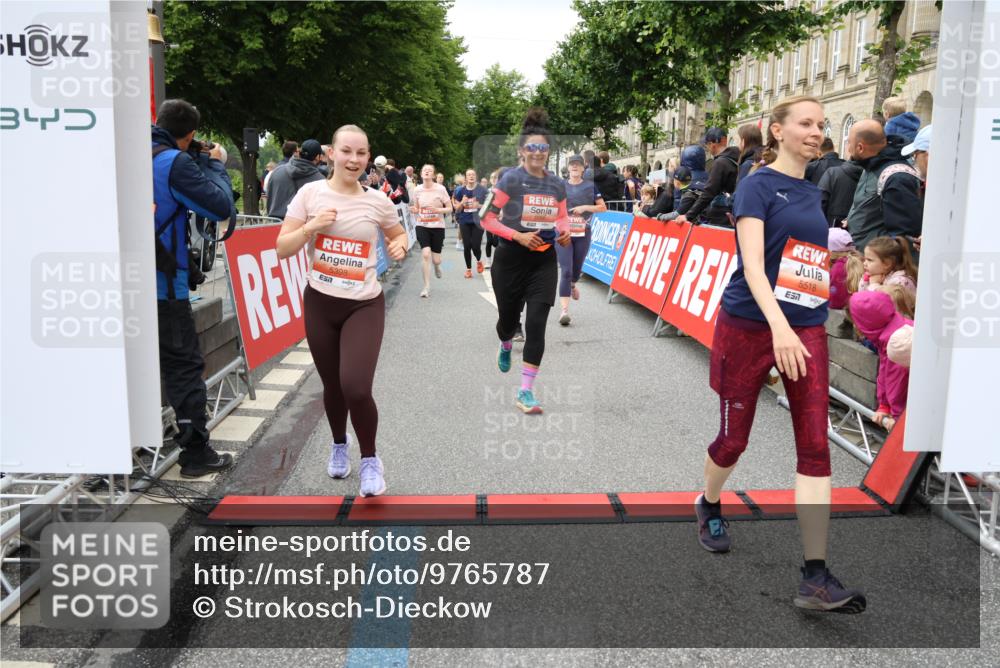 14.06.2026 - REWE Women's Run Strokosch-Dieckow http://msf.ph/oto/9765787 14.06.2026 11:02:06 Ziel 5022, 5092, 5141, 5160, 5170, 5194, 5213, 5241, 5343, 5398, 5410, 5518, 5520, 5546, 5586, 5607, 5609, 5641, 5659, 5776, 5853, 5917 meine-sportfotos.de