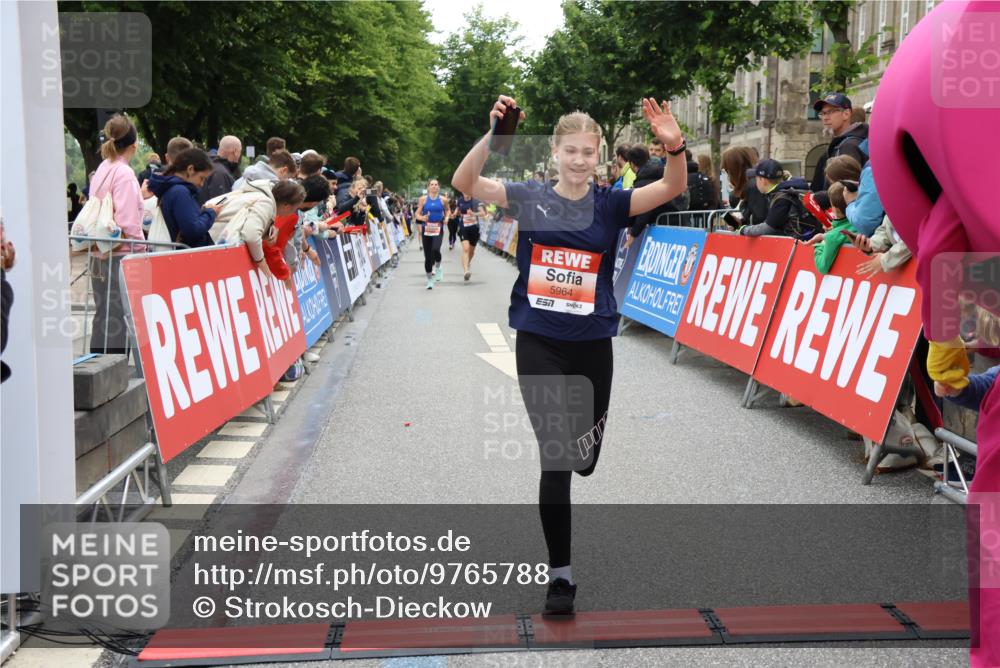 14.06.2026 - REWE Women's Run Strokosch-Dieckow http://msf.ph/oto/9765788 14.06.2026 10:57:05 Ziel 5021, 5074, 5209, 5571, 5583, 5964 meine-sportfotos.de