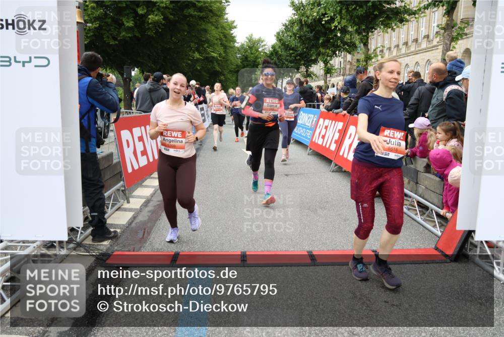 14.06.2026 - REWE Women's Run Strokosch-Dieckow http://msf.ph/oto/9765795 14.06.2026 11:02:06 Ziel 5022, 5092, 5141, 5160, 5170, 5194, 5213, 5241, 5343, 5398, 5410, 5518, 5520, 5546, 5586, 5607, 5609, 5641, 5659, 5776, 5853, 5917 meine-sportfotos.de