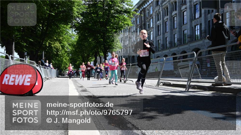 14.06.2026 - REWE Women's Run J. Mangold http://msf.ph/oto/9765797 14.06.2026 11:36:51 Ziel 108, 116, 123, 126, 142, 174, 175, 178, 183, 232, 265, 266, 277, 278, 352, 355 meine-sportfotos.de