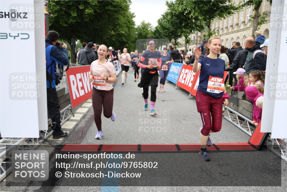 14.06.2026 - REWE Women's Run Strokosch-Dieckow http://msf.ph/oto/9765802 14.06.2026 11:02:06 Ziel 5022, 5092, 5141, 5160, 5170, 5194, 5213, 5241, 5343, 5398, 5410, 5518, 5520, 5546, 5586, 5607, 5609, 5641, 5659, 5776, 5853, 5917 meine-sportfotos.de