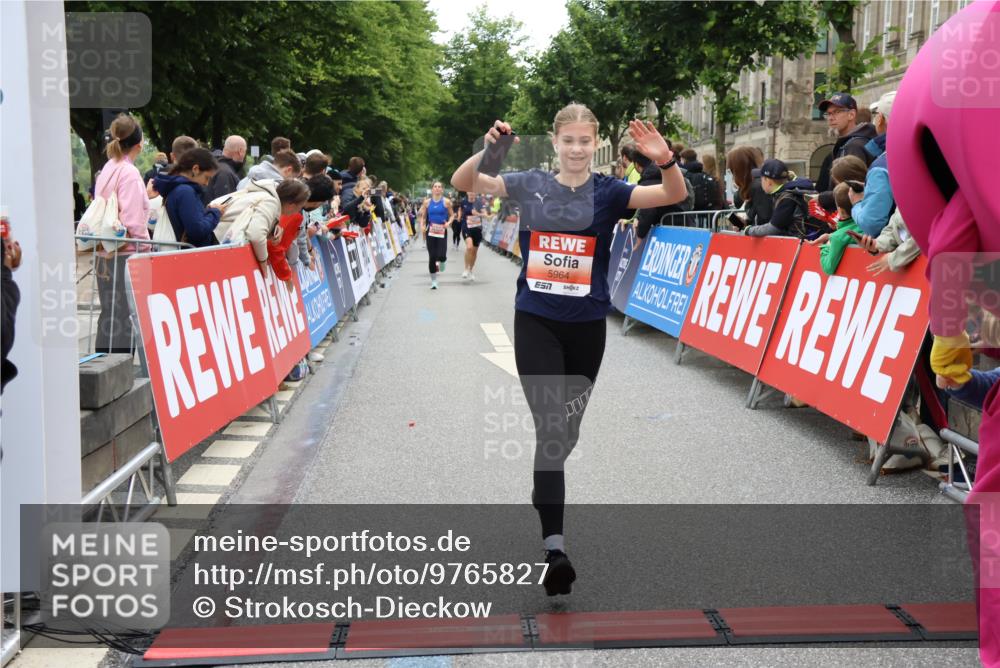 14.06.2026 - REWE Women's Run Strokosch-Dieckow http://msf.ph/oto/9765827 14.06.2026 10:57:05 Ziel 5021, 5074, 5209, 5571, 5583, 5964 meine-sportfotos.de