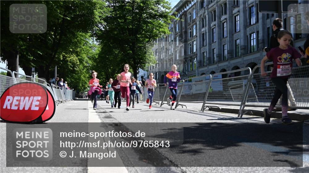 14.06.2026 - REWE Women's Run J. Mangold http://msf.ph/oto/9765843 14.06.2026 11:36:54 Ziel 108, 123, 126, 142, 174, 175, 178, 183, 232, 262, 265, 266, 278, 352, 355 meine-sportfotos.de