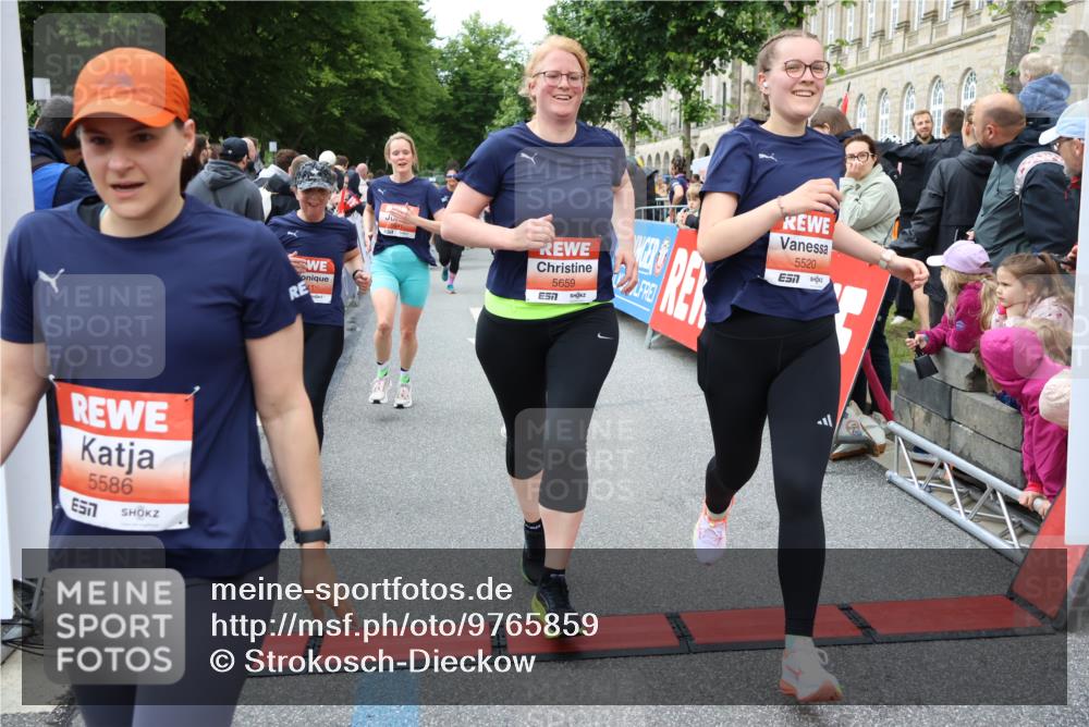 14.06.2026 - REWE Women's Run Strokosch-Dieckow http://msf.ph/oto/9765859 14.06.2026 11:02:02 Ziel 5022, 5052, 5053, 5056, 5059, 5092, 5112, 5141, 5160, 5194, 5213, 5241, 5330, 5360, 5398, 5518, 5520, 5586, 5641, 5659, 5720, 5721, 5776, 5917, 5921, 6045 meine-sportfotos.de