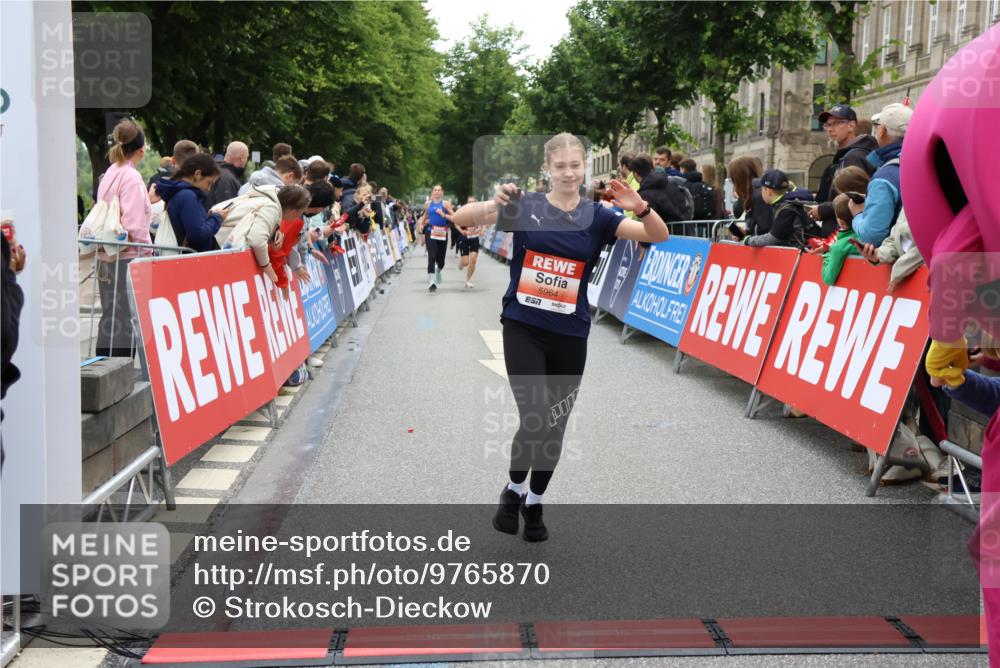 14.06.2026 - REWE Women's Run Strokosch-Dieckow http://msf.ph/oto/9765870 14.06.2026 10:57:05 Ziel 5021, 5074, 5209, 5571, 5583, 5964 meine-sportfotos.de