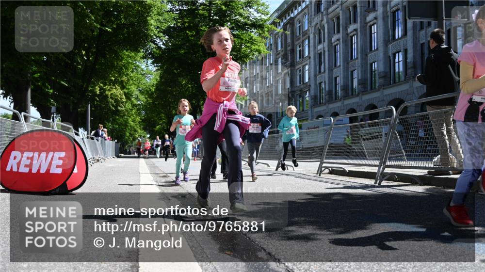14.06.2026 - REWE Women's Run J. Mangold http://msf.ph/oto/9765881 14.06.2026 11:36:56 Ziel 107, 108, 123, 126, 140, 142, 174, 175, 178, 183, 207, 232, 262, 265, 266, 302, 350, 352 meine-sportfotos.de
