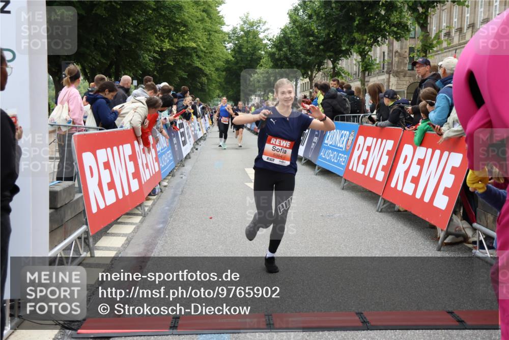 14.06.2026 - REWE Women's Run Strokosch-Dieckow http://msf.ph/oto/9765902 14.06.2026 10:57:05 Ziel 5021, 5074, 5209, 5571, 5583, 5964 meine-sportfotos.de