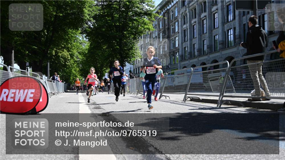 14.06.2026 - REWE Women's Run J. Mangold http://msf.ph/oto/9765919 14.06.2026 11:37:00 Ziel 102, 107, 123, 126, 135, 140, 142, 175, 207, 245, 258, 262, 265, 266, 275, 302, 324, 341, 350 meine-sportfotos.de