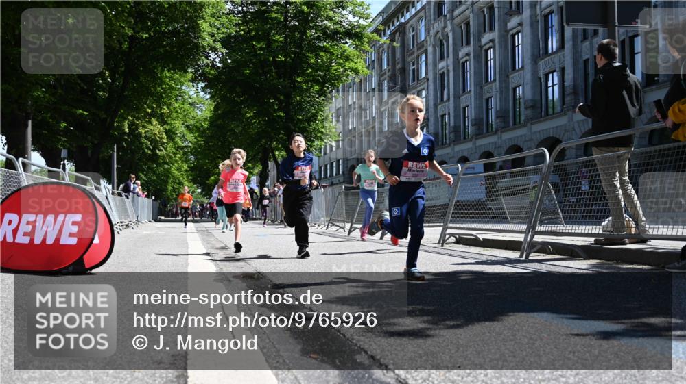 14.06.2026 - REWE Women's Run J. Mangold http://msf.ph/oto/9765926 14.06.2026 11:37:01 Ziel 102, 107, 123, 124, 126, 135, 140, 175, 180, 207, 245, 258, 259, 262, 265, 266, 275, 302, 324, 341, 350 meine-sportfotos.de