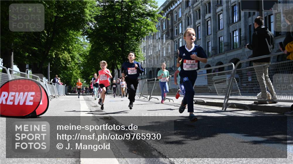 14.06.2026 - REWE Women's Run J. Mangold http://msf.ph/oto/9765930 14.06.2026 11:37:01 Ziel 102, 107, 123, 124, 126, 135, 140, 175, 180, 207, 245, 258, 259, 262, 265, 266, 275, 302, 324, 341, 350 meine-sportfotos.de