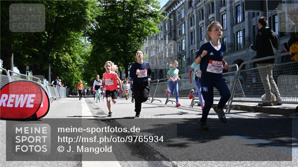 14.06.2026 - REWE Women's Run J. Mangold http://msf.ph/oto/9765934 14.06.2026 11:37:01 Ziel 102, 107, 123, 124, 126, 135, 140, 175, 180, 207, 245, 258, 259, 262, 265, 266, 275, 302, 324, 341, 350 meine-sportfotos.de