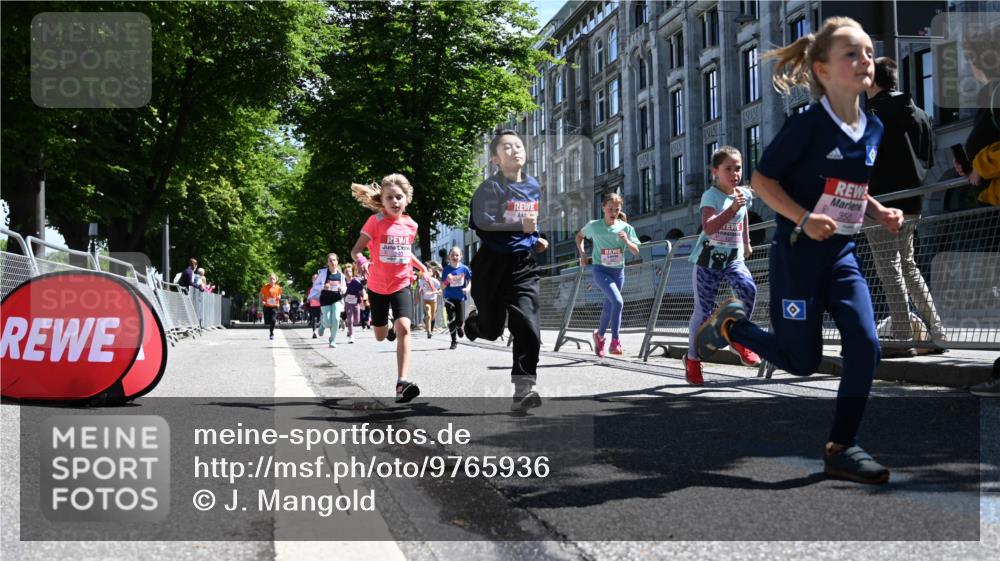14.06.2026 - REWE Women's Run J. Mangold http://msf.ph/oto/9765936 14.06.2026 11:37:01 Ziel 102, 107, 123, 124, 126, 135, 140, 175, 180, 207, 245, 258, 259, 262, 265, 266, 275, 302, 324, 341, 350 meine-sportfotos.de