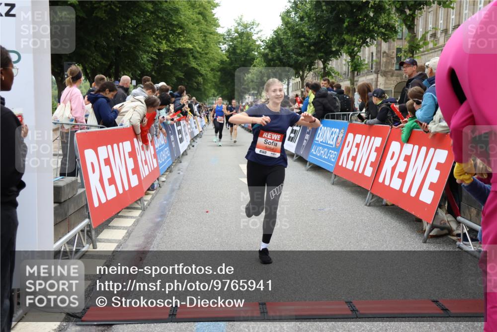 14.06.2026 - REWE Women's Run Strokosch-Dieckow http://msf.ph/oto/9765941 14.06.2026 10:57:05 Ziel 5021, 5074, 5209, 5571, 5583, 5964 meine-sportfotos.de