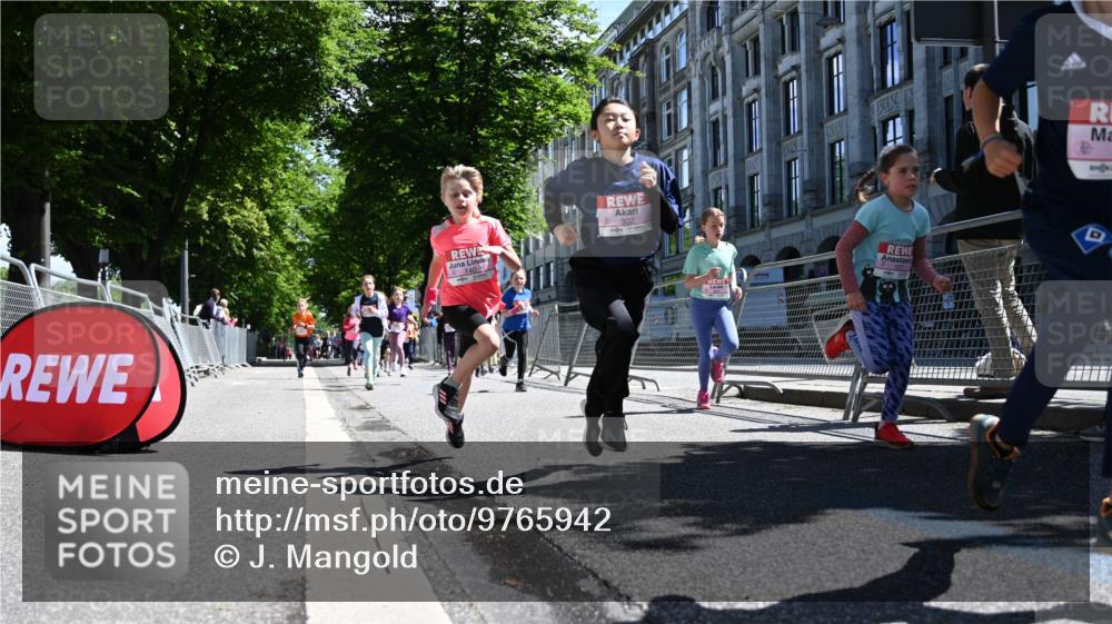 14.06.2026 - REWE Women's Run J. Mangold http://msf.ph/oto/9765942 14.06.2026 11:37:01 Ziel 102, 107, 123, 124, 126, 135, 140, 175, 180, 207, 245, 258, 259, 262, 265, 266, 275, 302, 324, 341, 350 meine-sportfotos.de
