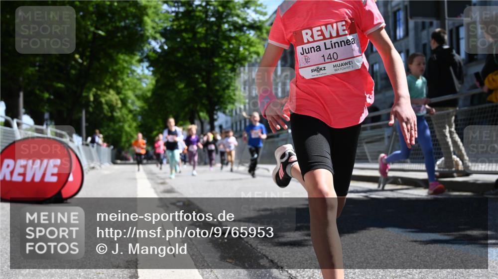 14.06.2026 - REWE Women's Run J. Mangold http://msf.ph/oto/9765953 14.06.2026 11:37:02 Ziel 102, 107, 124, 135, 140, 167, 180, 207, 245, 258, 259, 262, 275, 302, 324, 341, 350 meine-sportfotos.de