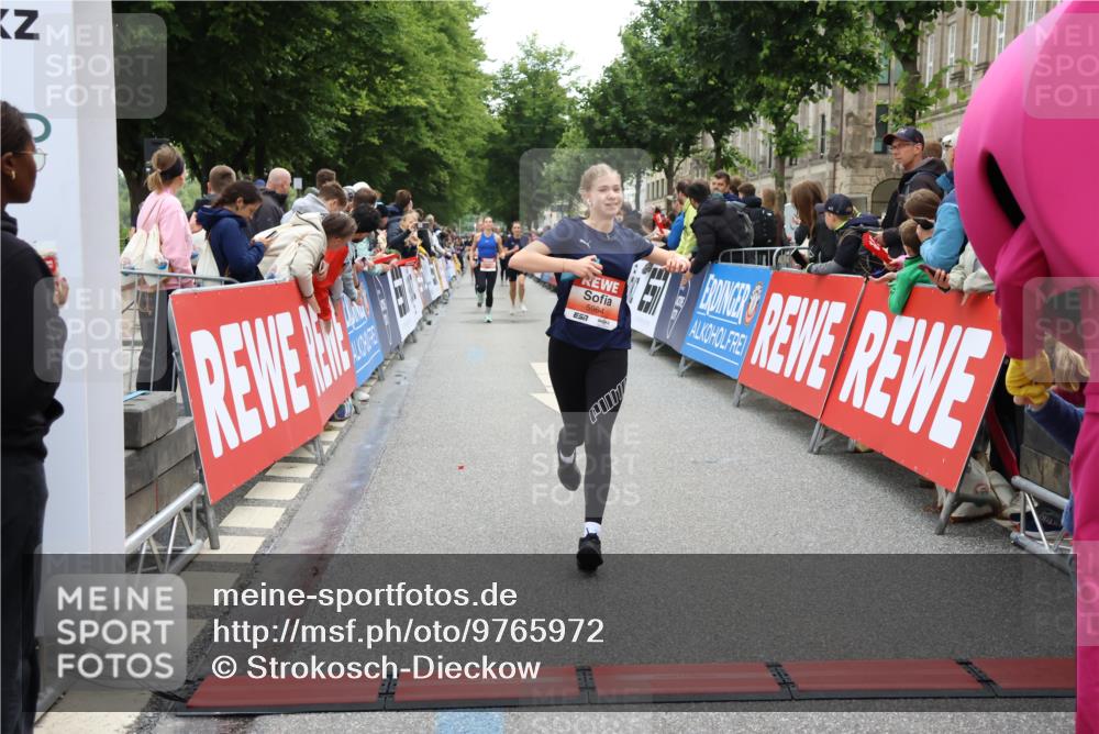 14.06.2026 - REWE Women's Run Strokosch-Dieckow http://msf.ph/oto/9765972 14.06.2026 10:57:05 Ziel 5021, 5074, 5209, 5571, 5583, 5964 meine-sportfotos.de