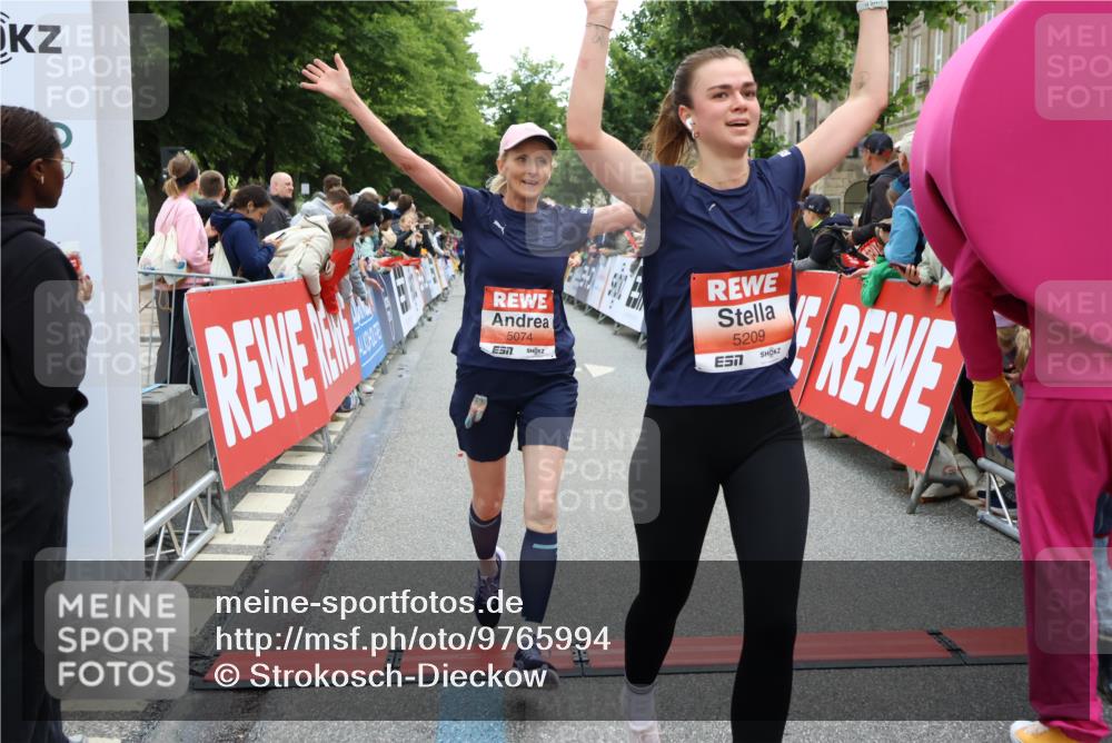 14.06.2026 - REWE Women's Run Strokosch-Dieckow http://msf.ph/oto/9765994 14.06.2026 10:57:03 Ziel 5021, 5074, 5209, 5571, 5583, 5964, 6053 meine-sportfotos.de