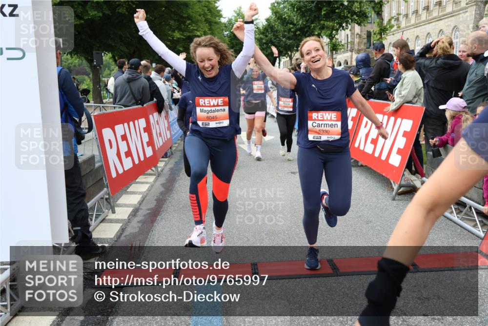 14.06.2026 - REWE Women's Run Strokosch-Dieckow http://msf.ph/oto/9765997 14.06.2026 11:01:54 Ziel 5022, 5052, 5053, 5056, 5059, 5110, 5112, 5213, 5330, 5360, 5445, 5720, 5721, 5907, 5921, 6008, 6015, 6045 meine-sportfotos.de