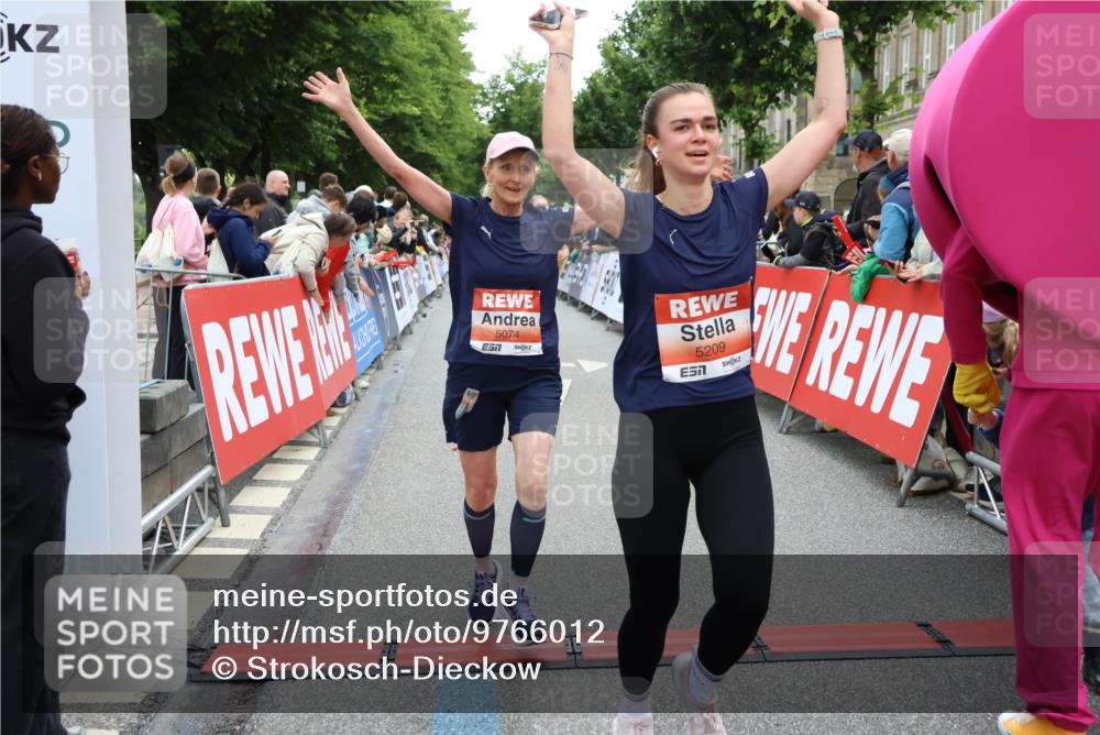 14.06.2026 - REWE Women's Run Strokosch-Dieckow http://msf.ph/oto/9766012 14.06.2026 10:57:03 Ziel 5021, 5074, 5209, 5571, 5583, 5964, 6053 meine-sportfotos.de
