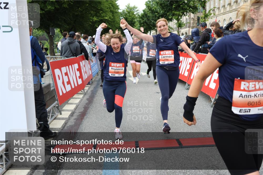 14.06.2026 - REWE Women's Run Strokosch-Dieckow http://msf.ph/oto/9766018 14.06.2026 11:01:54 Ziel 5022, 5052, 5053, 5056, 5059, 5110, 5112, 5213, 5330, 5360, 5445, 5720, 5721, 5907, 5921, 6008, 6015, 6045 meine-sportfotos.de