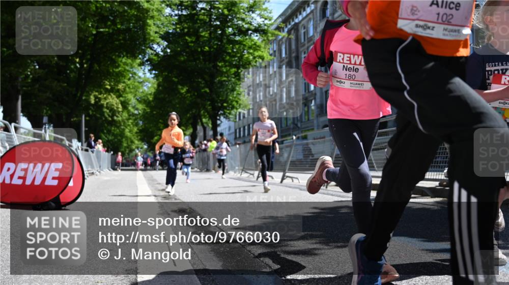 14.06.2026 - REWE Women's Run J. Mangold http://msf.ph/oto/9766030 14.06.2026 11:37:08 Ziel 102, 104, 111, 124, 135, 167, 176, 180, 245, 258, 259, 275, 314, 315, 324, 336, 341, 358 meine-sportfotos.de